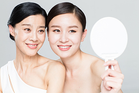 美丽优雅的母女照镜子