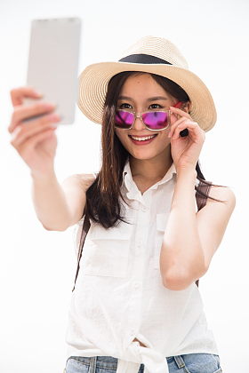 青年女孩用手机拍照图片