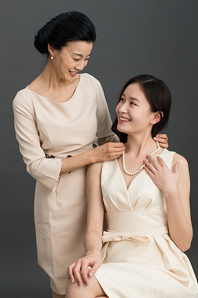 妈妈给女儿戴项链图片