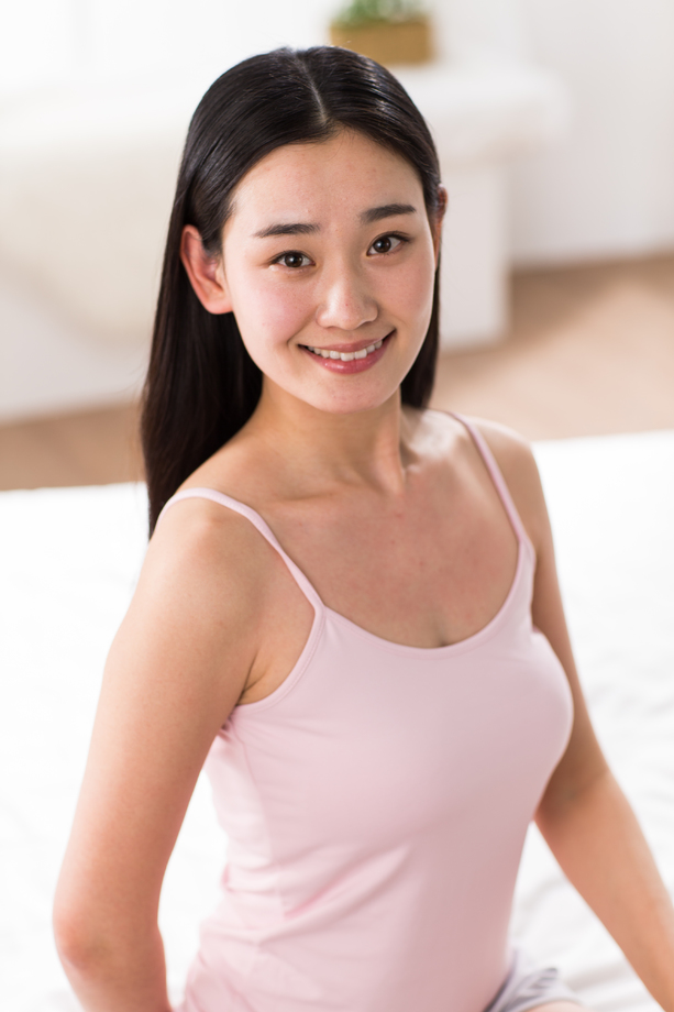 青年女人在卧室图片