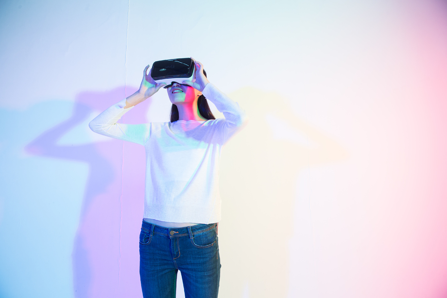 戴着VR眼镜的青年女人照片