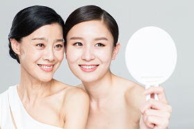 美丽优雅的母女照镜子图片