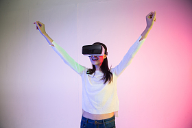 戴着VR眼镜的青年女人