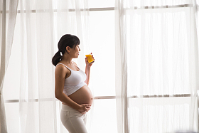 孕妇喝果汁图片
