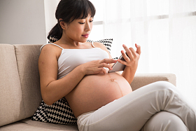 孕妇看平板电脑