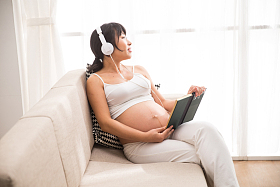 孕妇听音乐看书图片