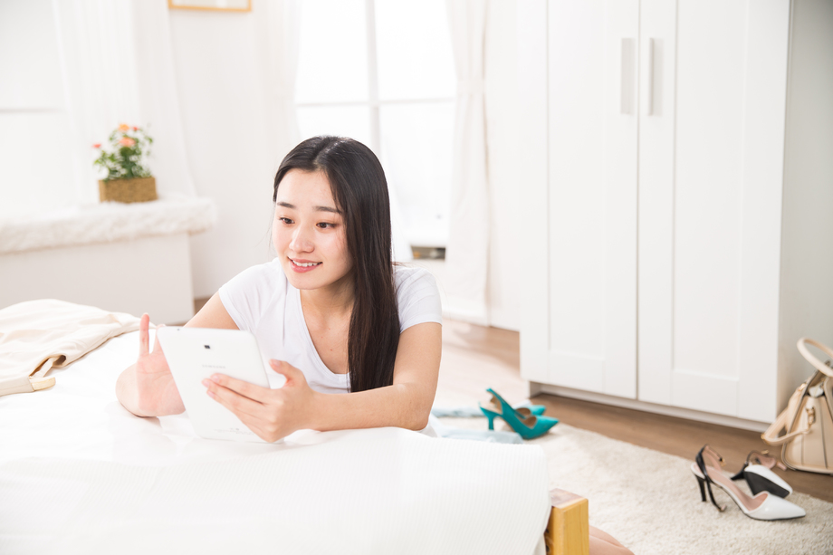 青年女人看平板电脑图片