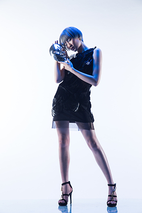 时尚女人拿着面具图片