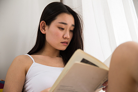 青年女人看书