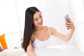 青年女人在卧室自拍