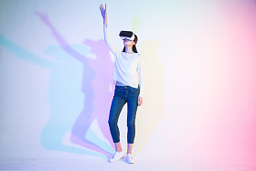 戴着VR眼镜的青年女人