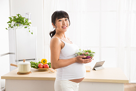 孕妇吃蔬菜沙拉图片