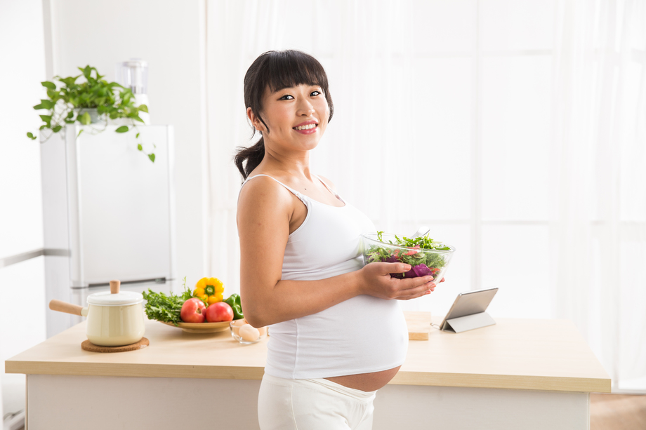 孕妇吃蔬菜沙拉图片