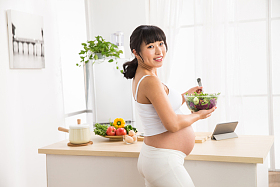孕妇吃蔬菜沙拉