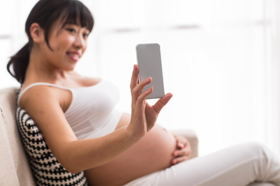 孕妇用手机自拍图片