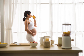 孕妇喝果汁图片