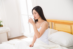 青年女人喝水照片