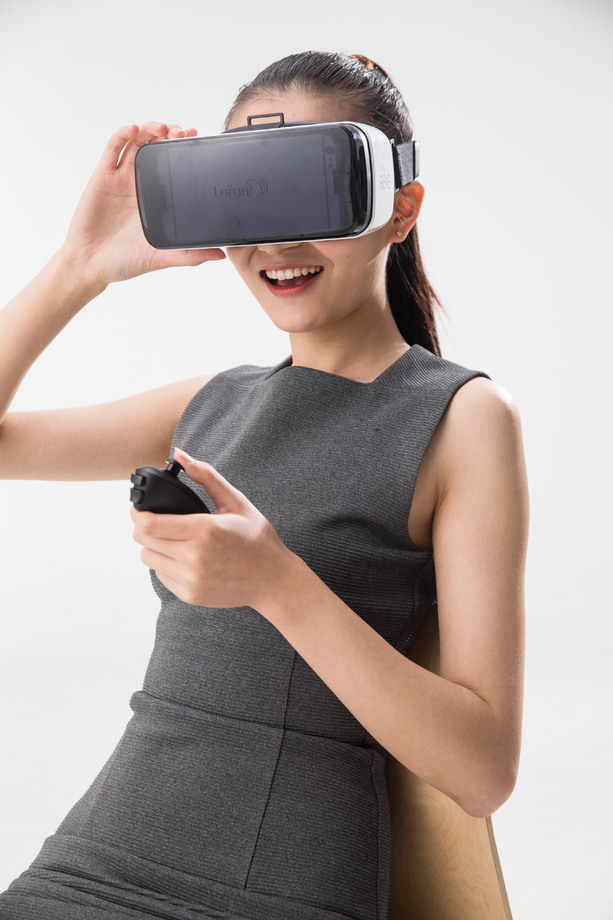 戴着VR眼镜的青年女人 戴着VR眼镜的青年女人