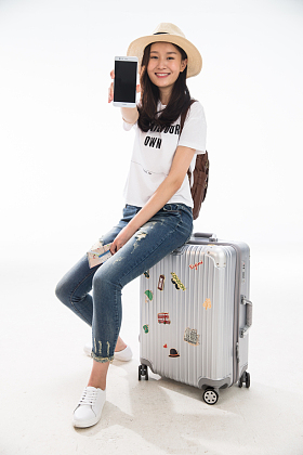 青年女人展示手机