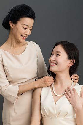 妈妈给女儿戴项链图片