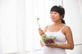 孕妇吃沙拉