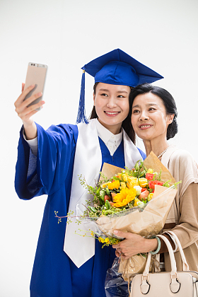 幸福快乐的母女用手机拍照