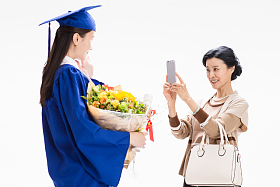 幸福快乐的母女用手机拍照照片