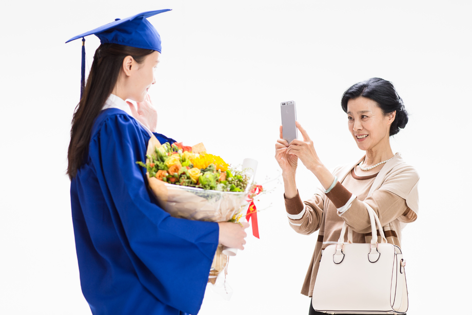 幸福快乐的母女用手机拍照照片
