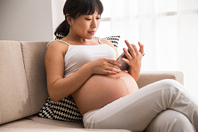 孕妇看平板电脑