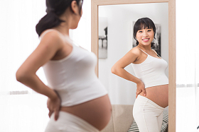 孕妇照镜子照片