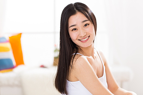 青年女人在卧室图片