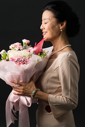 手拿鲜花的优雅女士图片