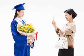 幸福快乐的母女用手机拍照图片