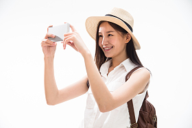 青年女孩用手机拍照