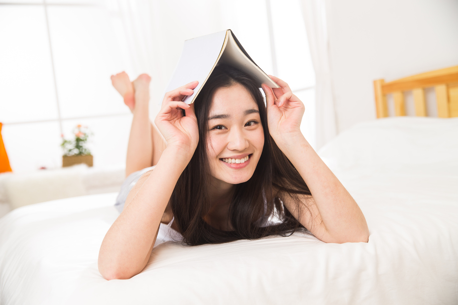 青年女人看书图片