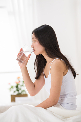青年女人喝水照片