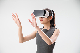 戴着VR眼镜的青年女人照片