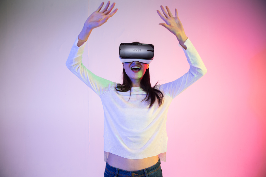 戴着VR眼镜的青年女人