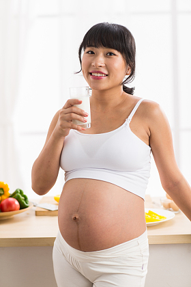 孕妇喝牛奶图片