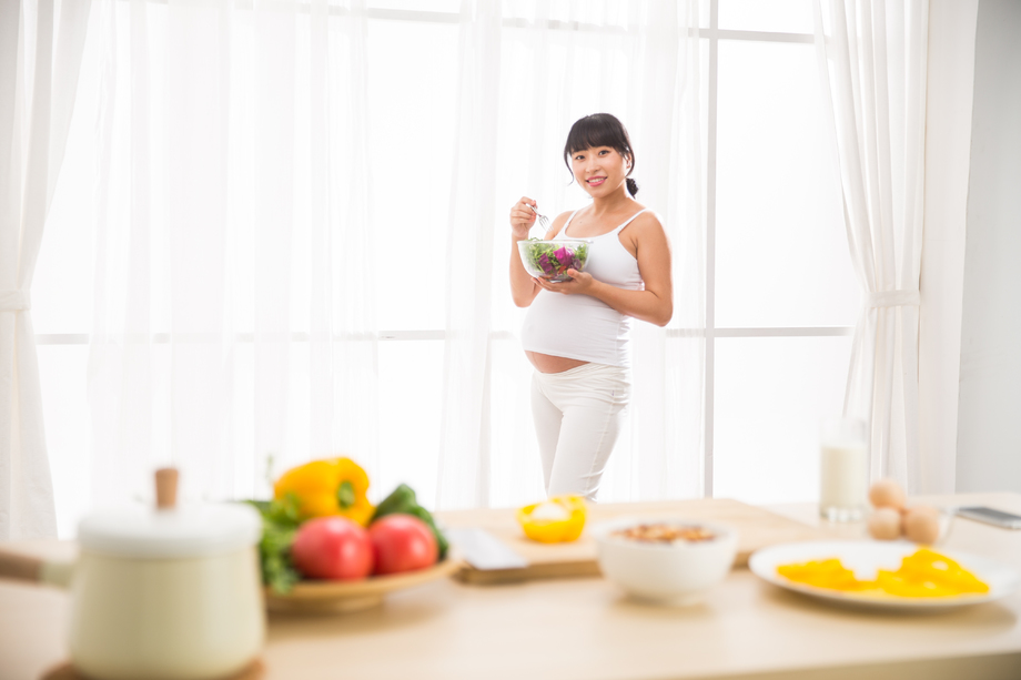 孕妇吃蔬菜沙拉照片 孕妇吃蔬菜沙拉照片