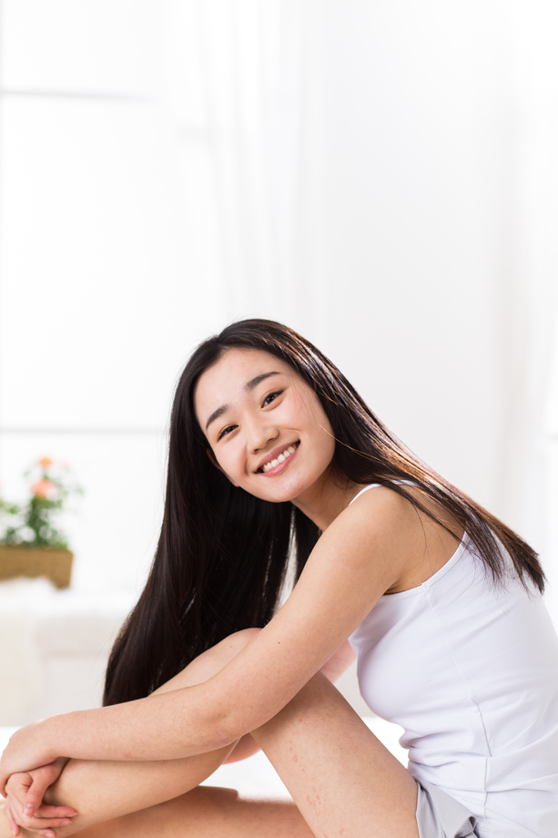 青年女人在卧室 青年女人在卧室