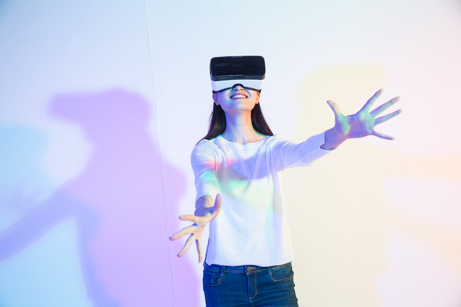 戴着VR眼镜的青年女人 戴着VR眼镜的青年女人