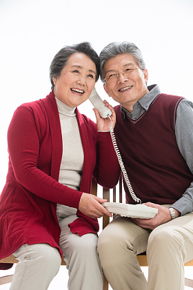 老年夫妇过新年