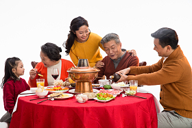 幸福家庭过年吃团圆饭照片