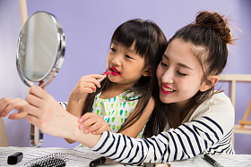 妈妈与女儿在化妆