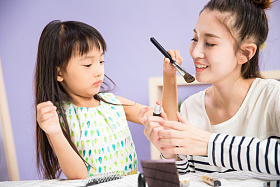 妈妈与女儿在化妆