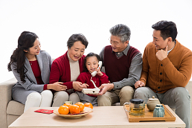 幸福家庭打电话拜年图片