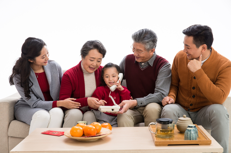 幸福家庭打电话拜年图片