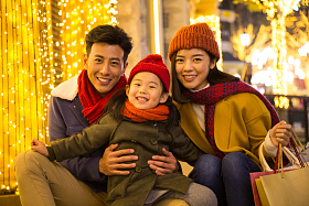 快乐家庭节日购物照片