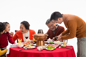 幸福家庭过年吃团圆饭照片